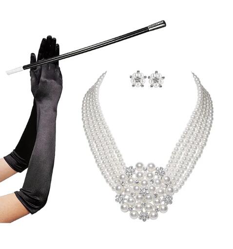 Audrey Hepburn Breakfast at Ti - Women'S Accessories In The 1950S recension och pris